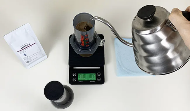 aeropress coffee recipe step 4 pour 200g hot water